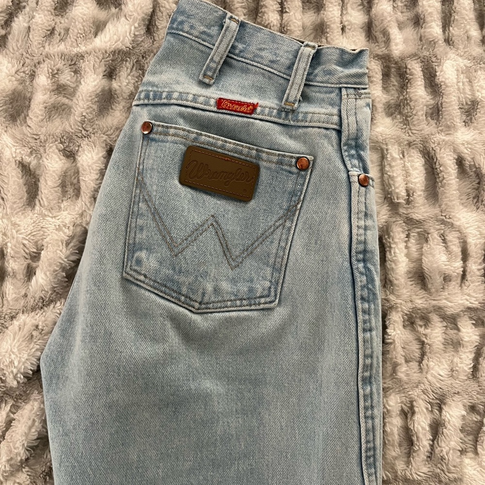 Cowboy Cut Women’s Light Wash Wranglers
